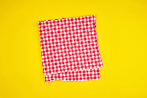 Biały czerwony Ręcznik kuchenny na żółtym tle — Zdjęcie stockowe