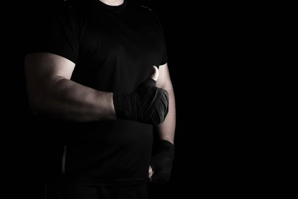 Handen gewikkeld in zwarte elastische sport bandage tonen een like teken — Stockfoto