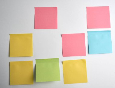 pembe, mavi, yeşil kağıt çıkartmalar beyaz arka plan üzerine yapıştırılmış