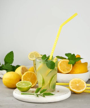 limon, nane yaprakları, bir gl kireç ile ferahlatıcı içecek limonata