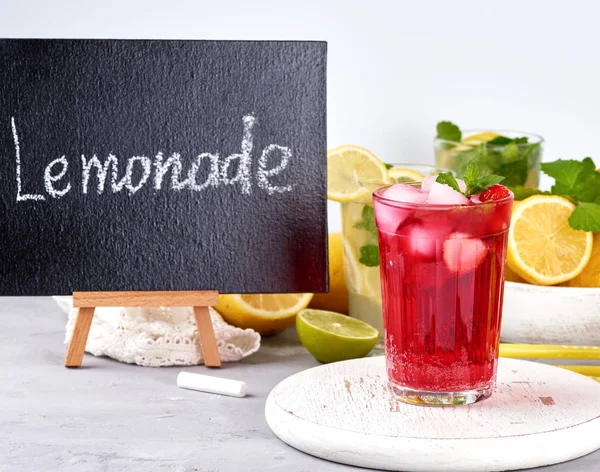 夏の飲み物のレシピとbとグラスを書るためのチョークボード — ストック写真