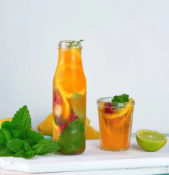 Летний освежающий напиток лимонад с лимонами, клюквой, мятой — стоковое фото