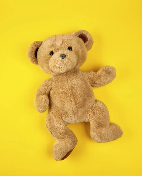 Brun nallebjörn på gul bakgrund — Stockfoto