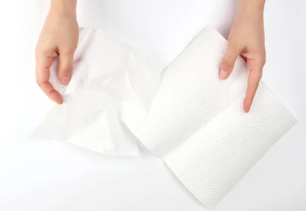 Manos femeninas sosteniendo una servilleta de papel blanco limpio — Foto de Stock