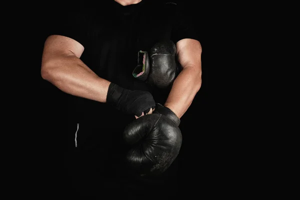 成人肌肉男子在黑色衣服穿上皮革黑色拳击 — 图库照片