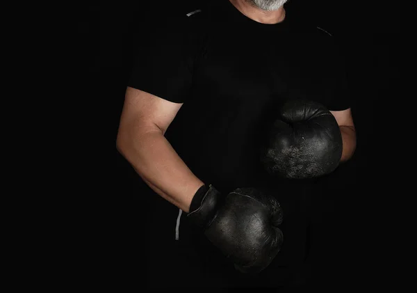 Joven se para en un estante de boxeo, vistiendo blac vintage muy viejo — Foto de Stock