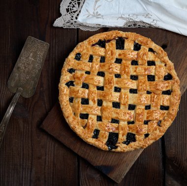 pişmiş yuvarlak siyah frenk üzümü kek , üst görünümü