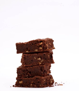  ceviz ile pişmiş kare brownie çikolatalı pasta yığını 