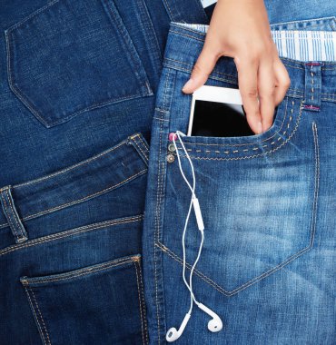 boş siyah ekran lı beyaz akıllı telefon ve kulaklıklar