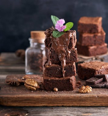 pişmiş brownie pasta kare parçalar yığını