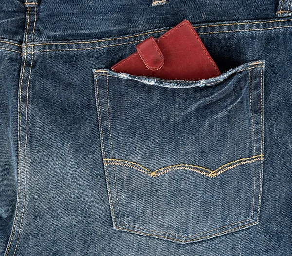 Cartera de cuero marrón en el bolsillo trasero de vaqueros azules — Foto de Stock