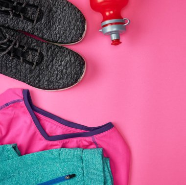 spor tekstil ayakkabı ve pembe bir backgr fitness için diğer öğeler