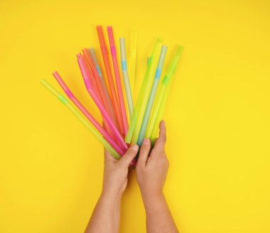 kadın el tutan çok renkli plastik kokteyl tüpleri