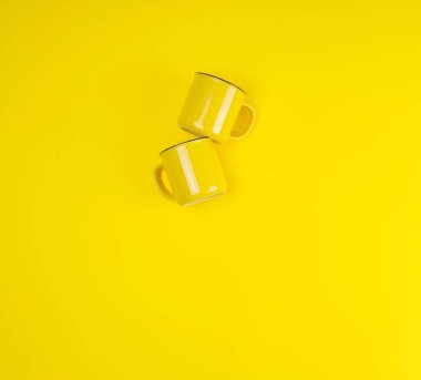 bir sapı ile iki sarı seramik bardak 