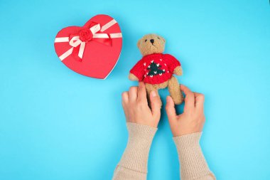 iki kadın elleri küçük bir oyuncak oyuncak ayı tutun 