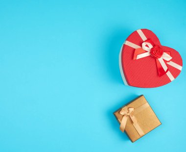 mavi bir arka plan üzerinde iki karton tatil kutuları