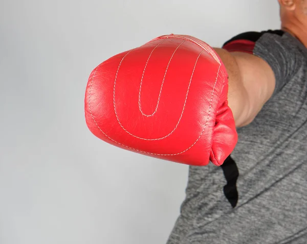 Dorosły sportowiec w szary jednolity i czerwony skórzany rękawice strajki FORWW — Zdjęcie stockowe