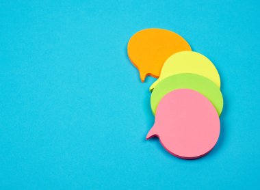 bulutlar şeklinde çok renkli boş kağıt çıkartmalar yığını