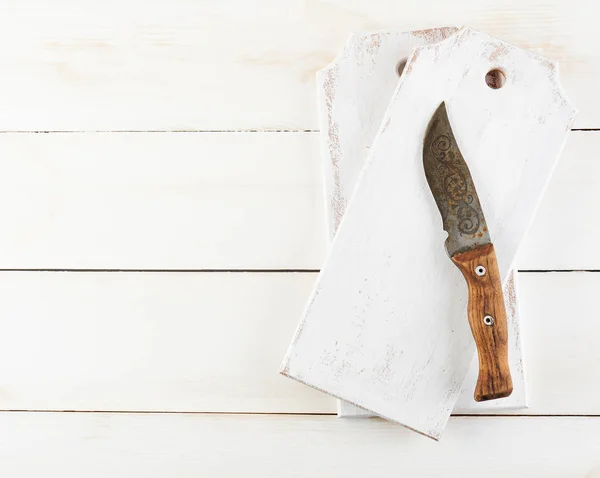 A fa vágódeszkát és a régi kést a fehér háttéren — Stock Fotó