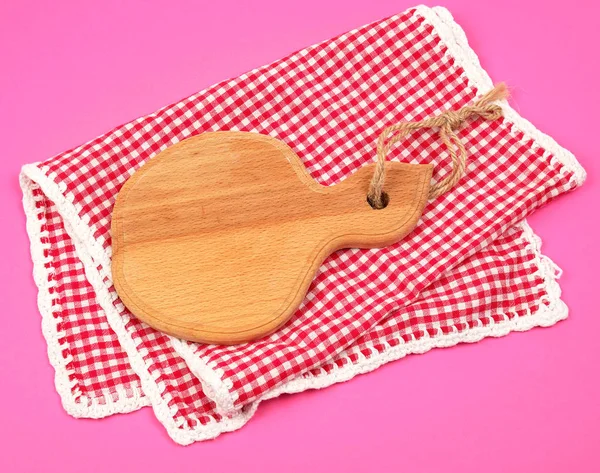 Kitchen wooden cutting board and white red checkered kitchen tow — Stock Photo, Image