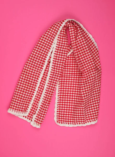 Біло-червоний картатий кухонний рушник на рожевому фоні — стокове фото