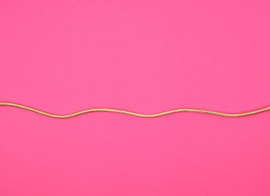 pembe bir backgrou üzerinde Tekstil Sarma donanımları için altın kablo