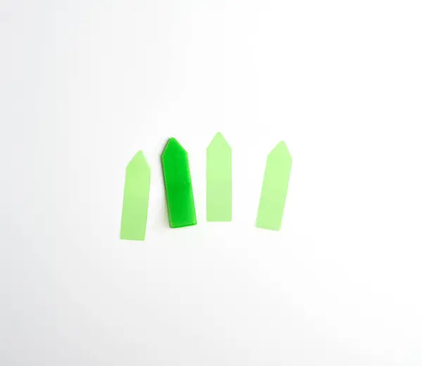 Bookmark velcro hijau plastik untuk kertas pada latar belakang putih — Stok Foto