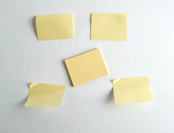 Желтые бумажные наклейки на белом фоне — стоковое фото