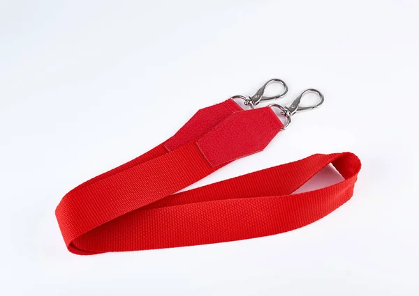 Alças têxteis vermelhas com fechos para um saco — Fotografia de Stock
