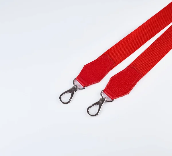 Alças têxteis vermelhas com fechos para um saco — Fotografia de Stock