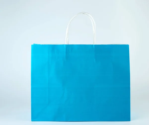 Bolsa de compras de papel azul con asa sobre fondo blanco — Foto de Stock