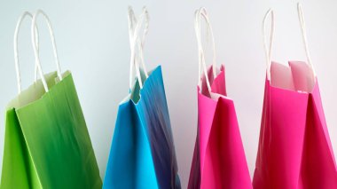 Beyaz kolları ile çok renkli kağıt alışveriş torbaları