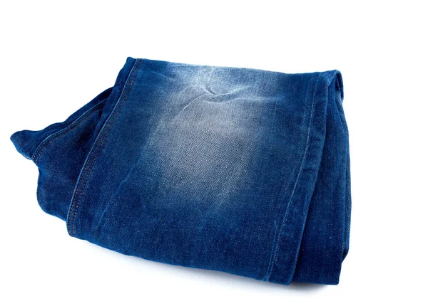 Blauwe mannen jeans gevouwen op een witte achtergrond — Stockfoto