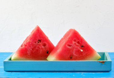 dilimlenmiş üçgenler Olgun kırmızı yuvarlak karpuz ile tohum 