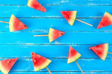 ahşap bir sopa üzerinde olgun kırmızı karpuz dilimleri 