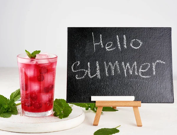 黑色粉笔板和夏季饮料 — 图库照片