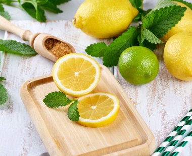 olgun sarı limon ve kireç, kahverengi şeker ve taze mi bir demet