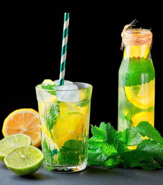 limon, nane yaprakları, buz küpleri ile serinletici içecek limonata