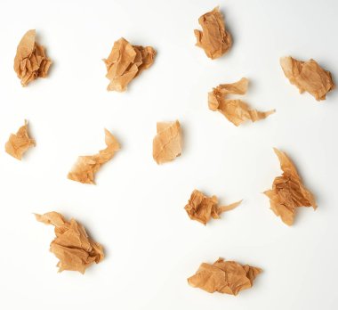 Beyaz arka planda kırışık kahverengi kahverengi kağıt