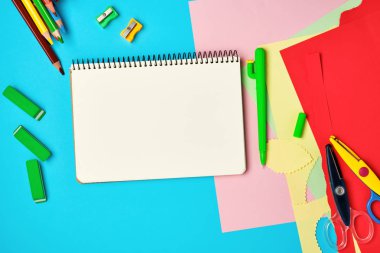 beyaz kare Notebook, ahşap renkli kalemler makas 