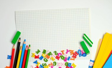 okul malzemeleri: çok renkli ahşap kalemler, Notebook, renk
