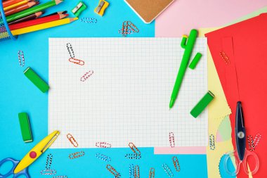 Not defterlerinden beyaz kare kağıt, ahşap renkli kalemler, Pape