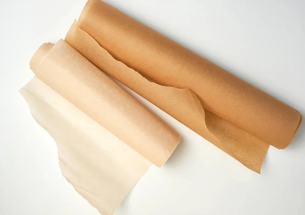 Dwa rolki brązowego pergaminu do pieczenia na białym grzbiecie — Zdjęcie stockowe