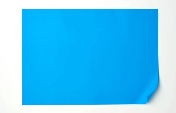 Prázdný modrý list papíru se zaoblenými rohy na bílém pozadí — Stock fotografie