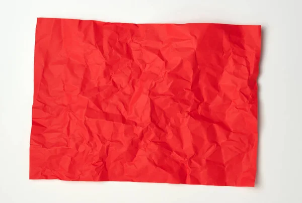 Verfrommeld rood rechthoekig vel papier op een witte achtergrond — Stockfoto