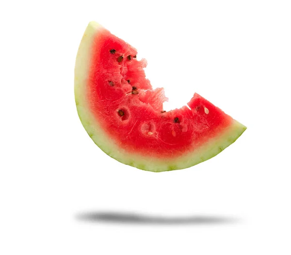 Biten av en bit mogen röd rund vattenmelon med frön — Stockfoto