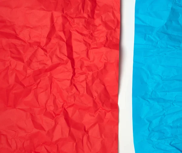 Verfrommeld rood en blauw op papier op een witte achtergrond — Stockfoto