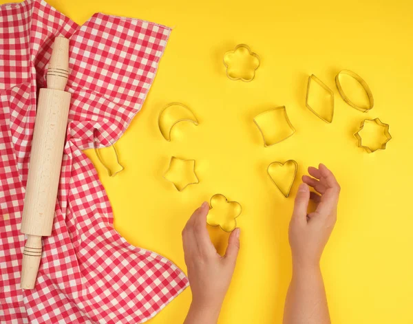 kırmızı bir tekstil peçete ve iki kadın h yeni ahşap oklava