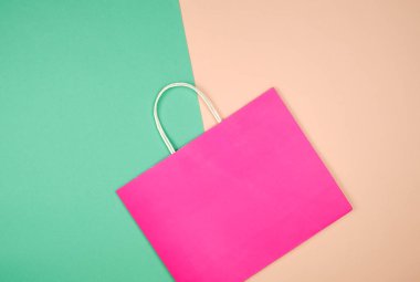 bir kolu ile boş pembe kağıt alışveriş çantası 