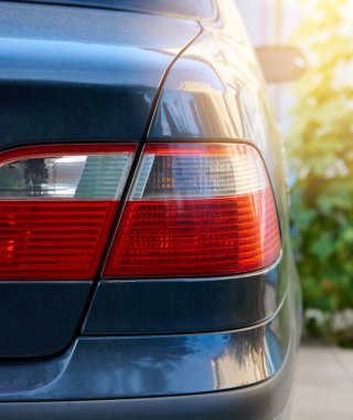 sokakta mavi bir arabanın kırmızı ve beyaz stop lambası